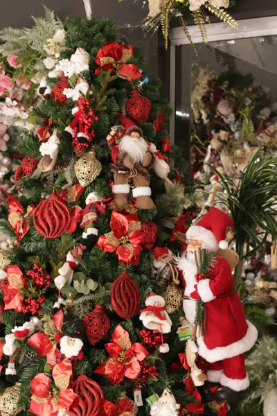 Árvore Natal Com Belas Decorações — Fotografia de Stock