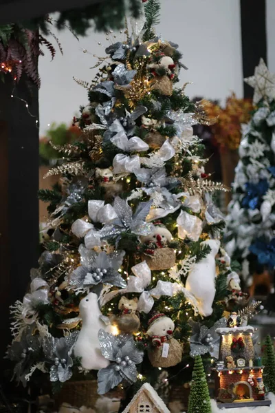 Weihnachtsbaum Mit Schöner Dekoration — Stockfoto