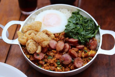 Tropeiro mineiro fasulyesi - tipik yiyecek.