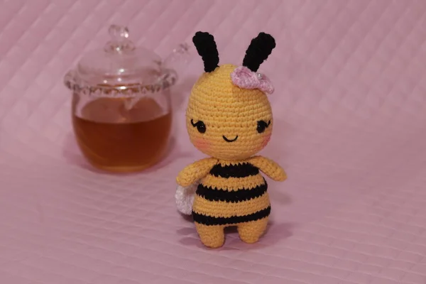Fluffy Amigurumi Plush Bee — Stockfoto