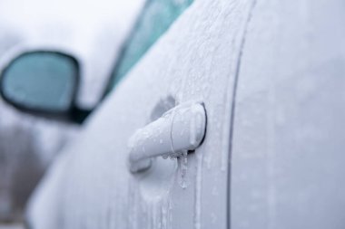 Araba aynası buzla kaplı. Ön cam Donmuş araba Kış sürücüsü