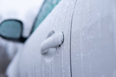 Buz gibi desenler, buz saçakları ve kış mevsiminde kar ile ön camdan buzları kazıyarak. .