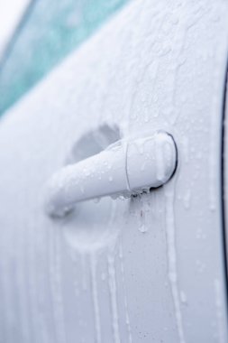 Araba aynası buzla kaplı. Ön cam Donmuş araba Kış sürücüsü