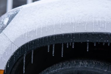 Araba aynası buzla kaplı. Ön cam Donmuş araba Kış sürücüsü