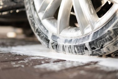 Yıkama sabunla yıkama. Yüksek Basınçlı Su. Kapatın. Elle oto yıkama dışarıda. Elle yıkama, beyaz sabun ve köpük..