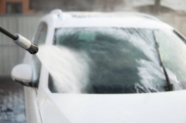 Kapatın. Yüksek Basınçlı Su. Yıkama sabunla yıkama. Elle oto yıkama dışarıda. Elle yıkama, beyaz sabun ve köpük..