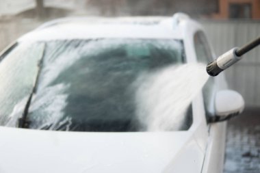 Elle oto yıkama dışarıda. Elle yıkama, beyaz sabunla, gövdede köpük. Kapatın. Yüksek Basınçlı Su. Araba Temizleme Sabunla Yıkama.