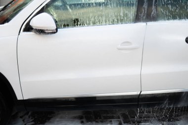 Yıkama sabunla yıkama. Elle oto yıkama dışarıda. Kapatın. Yüksek Basınçlı Su. Elle yıkama, beyaz sabun ve köpük..