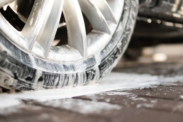 Kapatın. Elle oto yıkama dışarıda. Elle yıkama, beyaz sabunla, gövdede köpük. Yıkama sabunla yıkama. Yüksek Basınçlı Su.