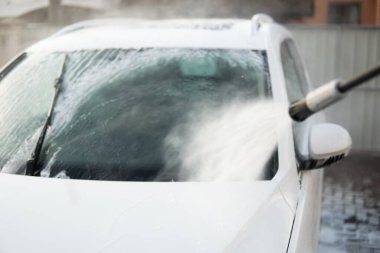 Elle yıkama, beyaz sabunla, gövdede köpük. Elle oto yıkama dışarıda. Kapatın. Yüksek Basınçlı Su. Araba Temizleme Sabunla Yıkama.