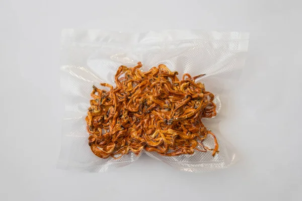 Cogumelo Militaris. Cogumelo Militaris. A usar cordycepin. Fungos para a Saúde Humana. Cordyceps seco. Cordyceps fresco seco na embalagem a vácuo. — Fotografia de Stock