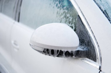 Yıkama sabunla yıkama. Yüksek Basınçlı Su. Elle yıkama, beyaz sabunla, gövdede köpük. Kapatın. Elle oto yıkama dışarıda..