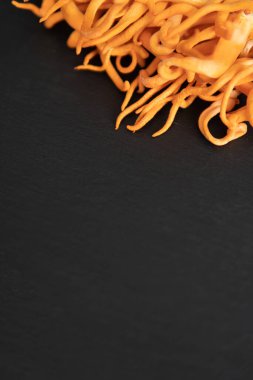 Cordyceps Askeri mantarı. Siyah arkaplanlı Cordyceps tedavisi. Mantar insan sağlığı. Taze Cordyceps. Cordycepin kullanılıyor. Adenozin Cordycepin. Dikey çekim.