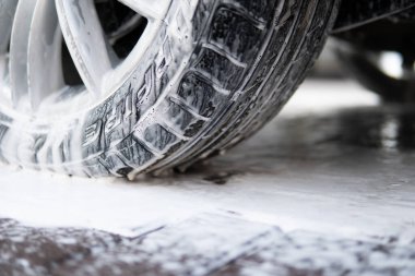 Elle yıkama, beyaz sabunla, gövdede köpük. Sabunla yıkıyorum. Elle oto yıkama dışarıda. Kapatın. Yüksek Basınçlı Suyu Kullanarak Araba Temizleme.