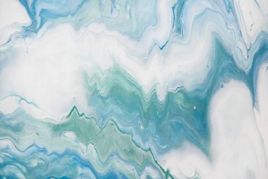 Tuvale resim yapmak. Yaratıcı soyut el boyası arka plan, duvar kağıdı, doku, akrilik akışkan sanatın bir parçası. Boyaları karıştırıyorum. Soyut renkli arka plan, modern sanat. Duvar kağıdı. Mermer dokusu.