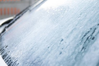 Yıkama sabunla yıkama. Yüksek Basınçlı Su. Kapatın. Elle oto yıkama dışarıda. Elle yıkama, beyaz sabun ve köpük..