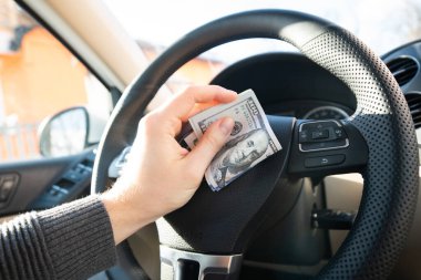 İçinde araba anahtarı olan dolarlar arabaların içinde yatıyor. finansal konsept para araba finans dolar