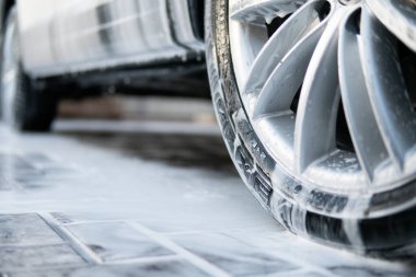 Yıkama sabunla yıkama. Elle yıkama, beyaz sabunla, gövdede köpük. Yüksek Basınçlı Su. Kapatın. Elle oto yıkama dışarıda..