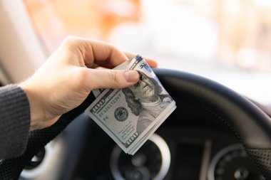 İçinde araba anahtarı olan dolarlar arabaların içinde yatıyor. finansal konsept para araba finans dolar