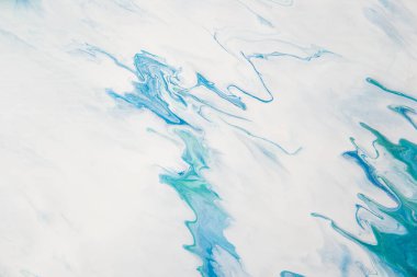 Yaratıcı soyut el boyası arka plan, duvar kağıdı, doku, akrilik akışkan sanatın bir parçası. Boyaları karıştırıyorum. Soyut renkli arka plan, modern sanat. Duvar kağıdı. Mermer dokusu. Tuvale resim yapmak..