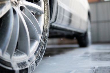 Kapatın. Elle oto yıkama dışarıda. Araba Temizleme Temizleme Yıkama