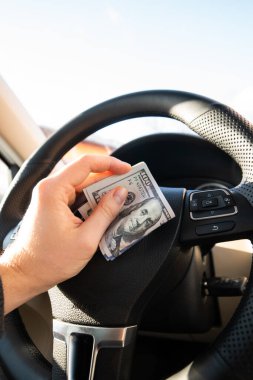 Para biriktirmek için bozuk paraların üzerine yazı tura atmak. Yeni bir araba, tasarruf ve araba kredisi almak için para biriktir. Düz yatıyordu