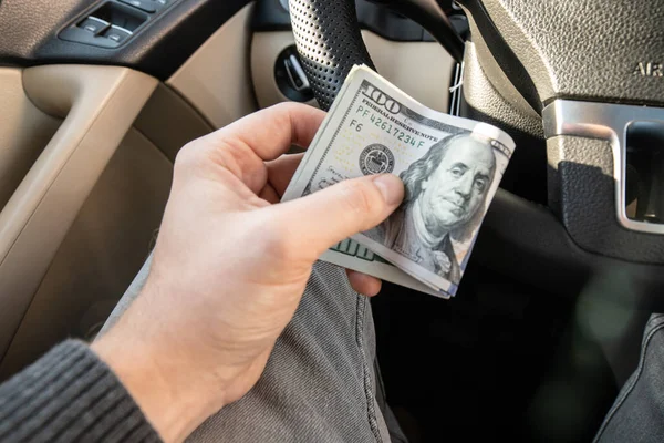 Detailní hand money in car and money for loan credit financial, lease and car rental — Stock fotografie