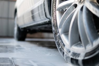 Yıkama sabunla yıkama. Yüksek Basınçlı Su. Kapatın. Elle oto yıkama dışarıda. Elle yıkama, beyaz sabun ve köpük..