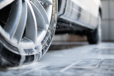 Elle yıkama, beyaz sabunla, gövdede köpük. Yıkama sabunla yıkama. Yüksek Basınçlı Su. Kapatın. Elle oto yıkama dışarıda..