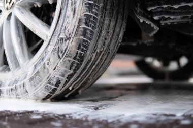 Kapatın. Elle yıkama, beyaz sabunla, gövdede köpük. Sabunla yıkıyorum. Kapatın. Sabunla yıkıyorum. Yüksek Basınçlı Su ile Araba Temizleme. Elle oto yıkama dışarıda..