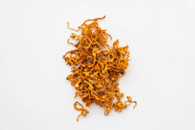 Kuru kordyceps. Adenozin tedavisi. Kuru Taze Cordyceps. Kordycepin kullanıyorum. Askeri mantar. Kuru kordyceps. Kuru Taze Cordyceps. Askeri mantar. Beyaz arka plan. İnsan Sağlığı Mantarları.