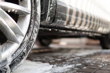 Sabunla yıkıyorum. Kapatın. Elle oto yıkama dışarıda. Elle yıkama, beyaz sabunla, gövdede köpük. Yüksek Basınçlı Suyu Kullanarak Araba Temizleme.