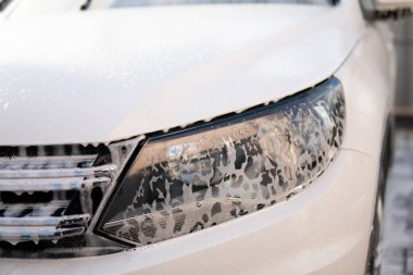 Kapatın. Elle oto yıkama dışarıda. Elle yıkama, beyaz sabunla, gövdede köpük. Yıkama sabunla yıkama. Yüksek Basınçlı Su.