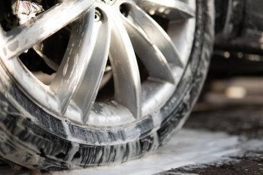 Elle yıkama, beyaz sabunla, gövdede köpük. Yıkama sabunla yıkama. Yüksek Basınçlı Su. Kapatın. Elle oto yıkama dışarıda..