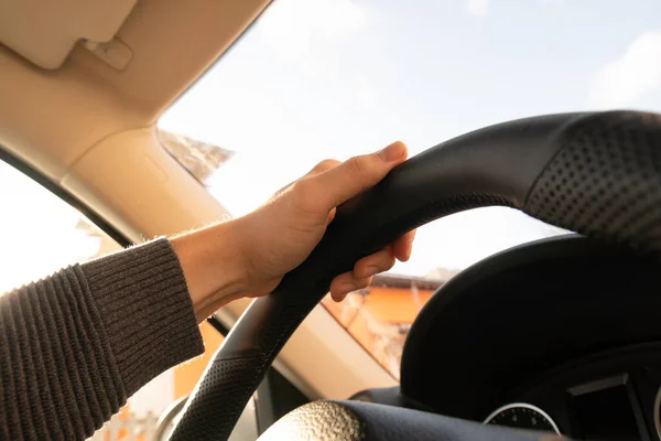 在城市交通堵塞的情况下开车 手握方向盘的妇女在下班后的交通高峰时间开车 — 图库照片