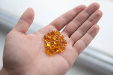 Kapsül Omega 3 beyaz zemin üzerine yığını. Yakın çekim, görünümü, yüksek çözünürlüklü ürün top.
