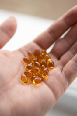 Beyaz arkaplanda balık yağı kapsülü
