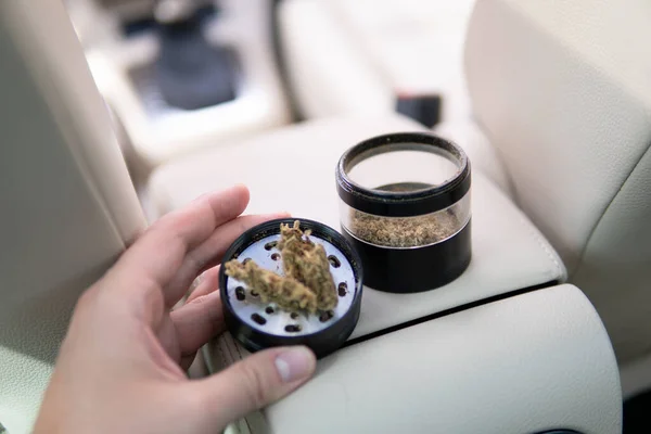 Unkraut Auf Einem Auto Hintergrund Schließen Marihuana Knospen Blüten Von — Stockfoto