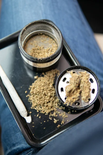 Cannabis Joint Und Ein Päckchen Unkraut Auf Einem Auto Hintergrund — Stockfoto