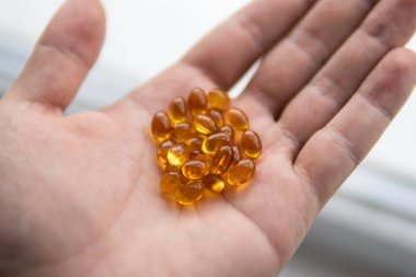Morina yağı kapsülleri beyaz arka grund üzerinde izole edilmiş. Sağlıklı kalp, kardiyovasküler sistem ve beyin için Omega 3 pil.