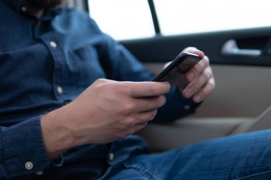 Bulanık Hipster mesajında, akıllı telefon ya da teknolojide erkek eli cihazları tutuyor. Boş ekranı taklit ediyor. Kale arka planında cep telefonu kullanan adam kapatıyor.