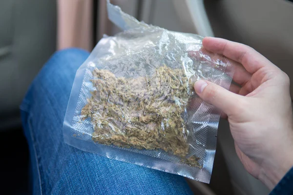 Close Marijuana Bud Flowers Cannabis Grinder Shredded Cannabis Grinder Joint — стоковое фото