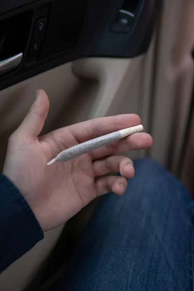 Unkraut Joint Auf Einem Auto Hintergrund Nahaufnahme Marihuana Blüten Von — Stockfoto