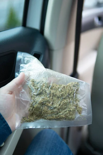 Bir Araba Arka Planındaki Esrar Paketini Marihuana Tomurcuğu Çiçekleri Kapatıyoruz — Stok fotoğraf