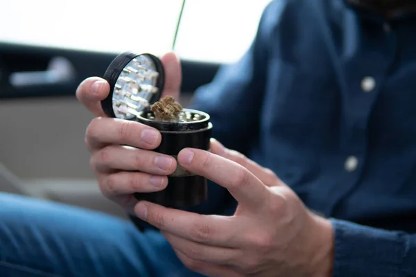 Grinder Und Zerfetztes Cannabis Joint Päckchen Unkraut Auf Einem Auto — Stockfoto