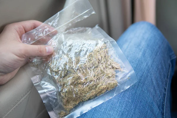 Cannabis Articulación Molinillo Paquete Hierba Sobre Fondo Coche Cerca Flores —  Fotos de Stock