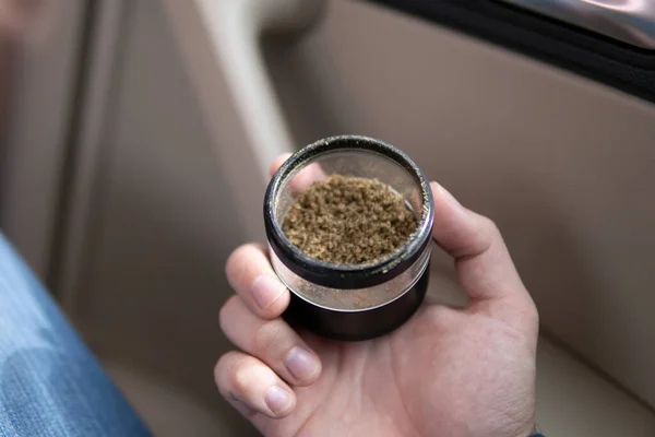 Grinder Hand Shredded Packet Cannabis Grinder Joint Vertical Weed Car —  Fotos de Stock