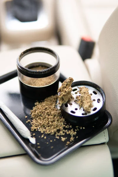 Marijuana Bud Flowers Cannabis Grinder Shredded Cannabis Joint Packet Weed — стоковое фото