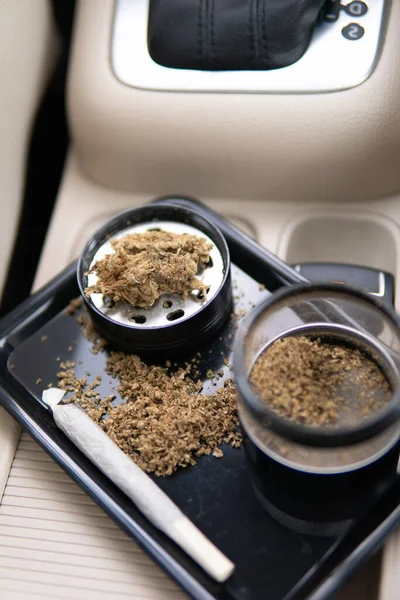 Araba Arka Planındaki Marihuana Tomurcukları Kenevir Çiçeklerini Kapatın Öğütücü Öğütülmüş — Stok fotoğraf