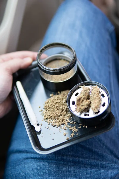Cannabis Blüten Schleifer Und Zerfetzter Cannabis Joint Und Ein Päckchen — Stockfoto
